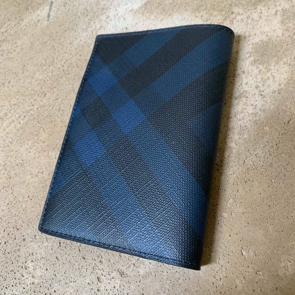 NEW Burberry Men's Leather Bifold Passport Holder